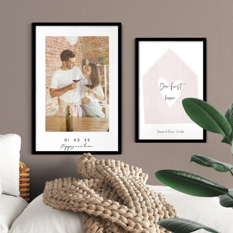 Set housewarming posters boven witte kussens